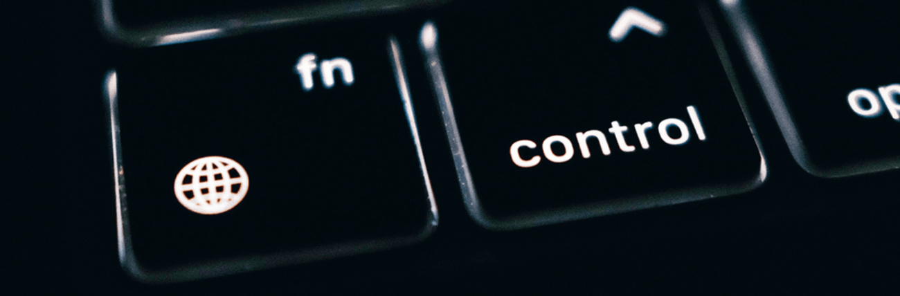 Titelbild der Handreichung „Shrinking Spaces & menschenrechtliche Sorgfaltspflichten“ mit einer schwarzen Computertastatur, auf der die Control-Taste deutlich sichtbar ist.