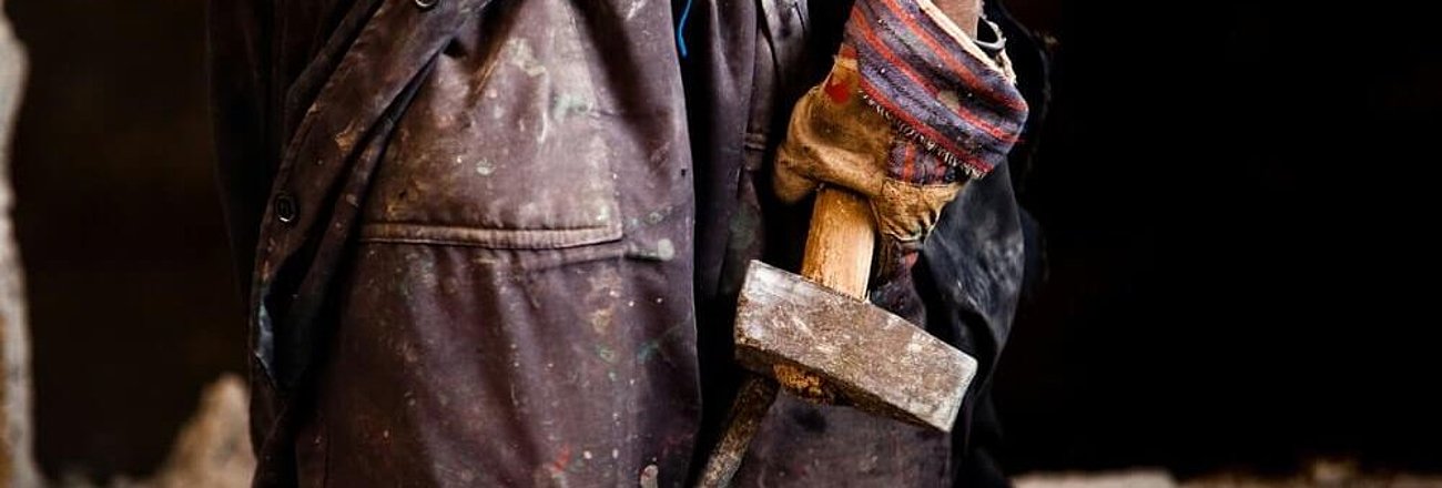 Zwangsarbeit darf sich nicht lohnen: Die EU-Zwangsarbeitsverordnung Person in einer Arbeitssituation als Symbol für Zwangsarbeit und die EU-Zwangsarbeitsverordnung zum Schutz von Menschenrechten in Lieferketten.