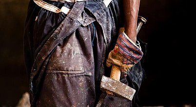 Zwangsarbeit darf sich nicht lohnen: Die EU-Zwangsarbeitsverordnung Person in einer Arbeitssituation als Symbol für Zwangsarbeit und die EU-Zwangsarbeitsverordnung zum Schutz von Menschenrechten in Lieferketten.