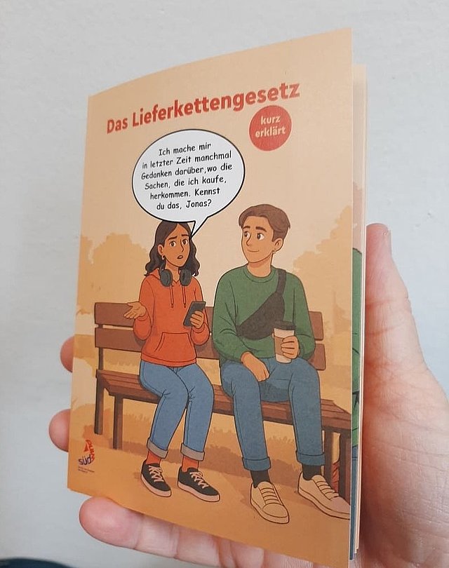 Lieferketten-kurz-erklaert.jpg Jonas und Jasmin unterhalten sich über das Lieferkettengesetz, Bildrechte: Grafik KI-generiert