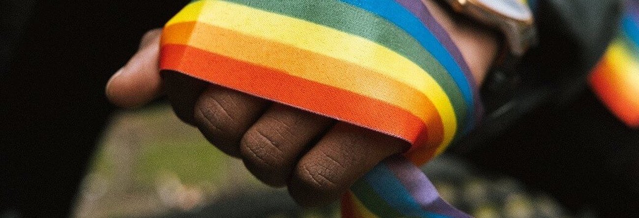 LGBTQIA+ Falle – queerfeindliche „Familienwerte“-Politik Symbolisches Bild einer Hand mit LGBTQIA+ Falle als visuelle Metapher für queerfeindliche Gesetzgebung, antifeministische Politik und internationale „Familienwerte“-Diskurse im Blogkontext Ghana.