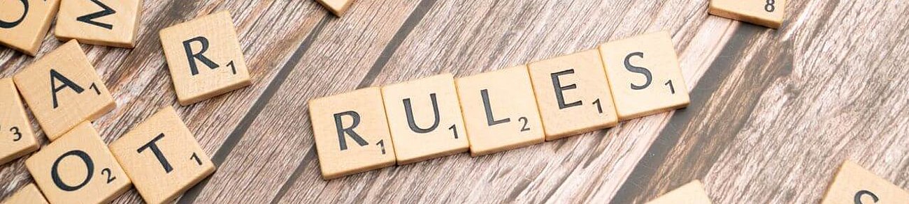 Starke Regeln schützen alle - Rules2Protect Deutschland Holzklötze formen das Wort Rules — Symbol für die zivilgesellschaftliche Forderung nach starken demokratischen Schutzregeln in Europa.