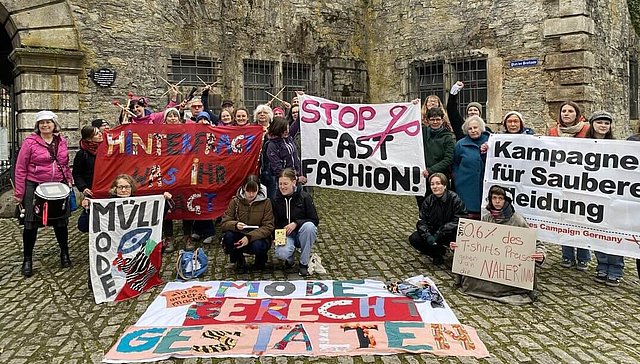 Bildrechte: © Kampagne für Saubere Kleidung Bildbeschreibung: Das Netzwerk für Saubere Kleidung nach der Demonstration in der Würzburger Innenstadt