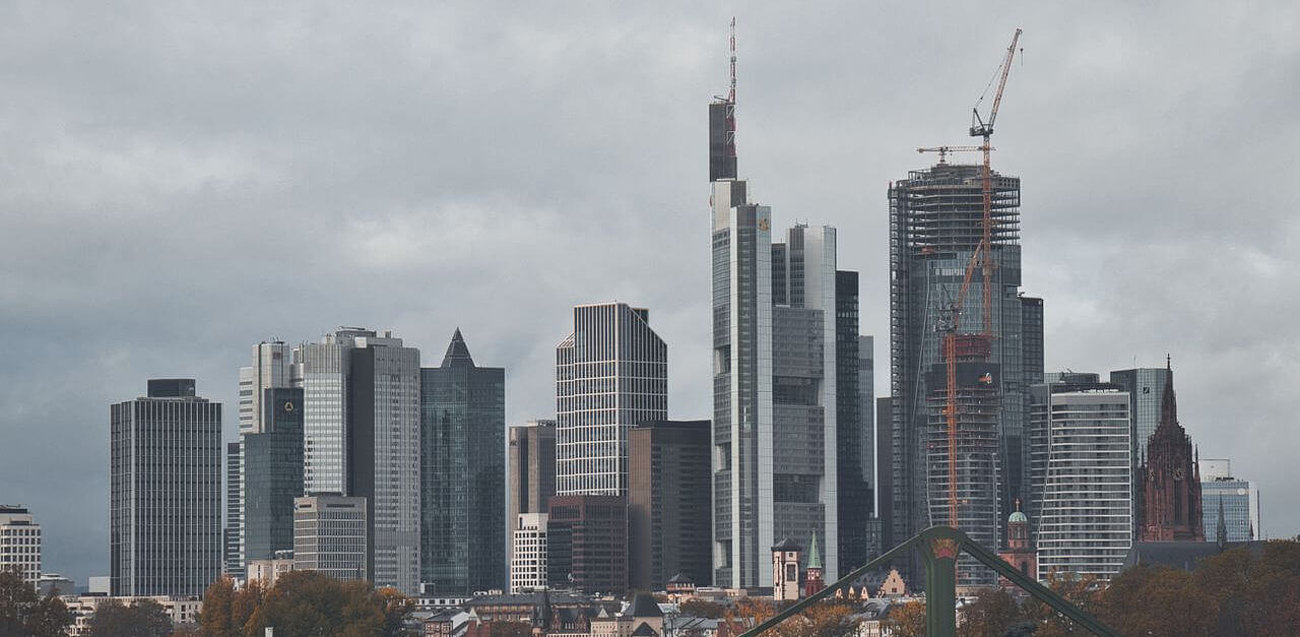 Metatitel Kahlschlag beim Lieferkettengesetz: Bundesregierung will 95% der Unternehmen aus der Verantwortung nehmen Metabeschreibung CDU/CSU und SPD planen das Lieferkettengesetz massiv einzuschränken. Nur noch 150 Unternehmen wären betroffen. Die Init 95% der Unternehmen ohne Verantwortung? Bundesregierung plant massiven Kahlschlag beim Lieferkettengesetz. SÜDWIND ist dagegen.